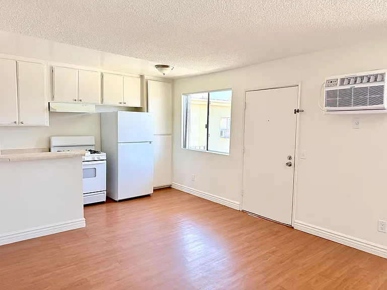 7355 Woodley Ave #8 — Photo 6