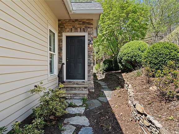 4th image of 480 North Ridge Circle