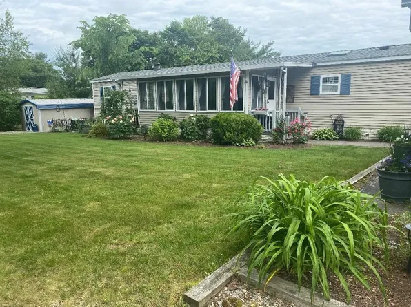 35 Hilltop Rd, Plainville, MA 02762