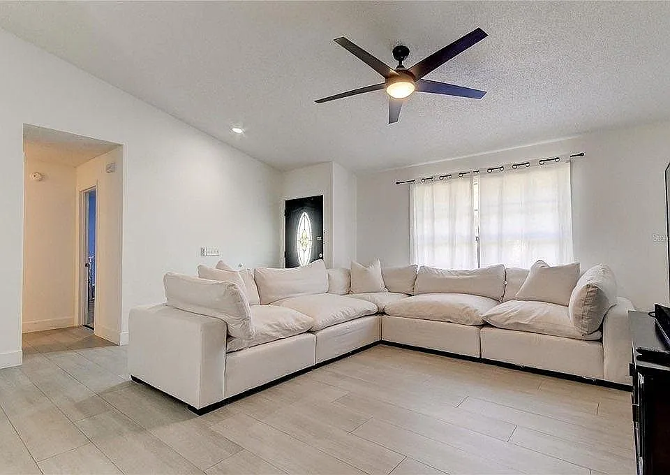 3 bed, 2054 sqft, $3,200 — Photo 3
