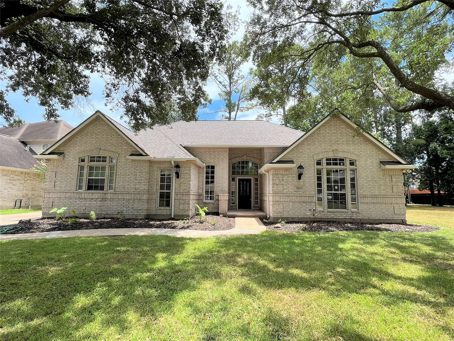 4 bed, 2.5 bath, 2582 sqft, $2,480 — Photo 1