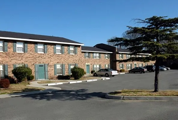 Chestnut Arms Apartments — Photo 4