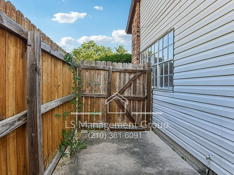 6702 Windsor Holw — Photo 33
