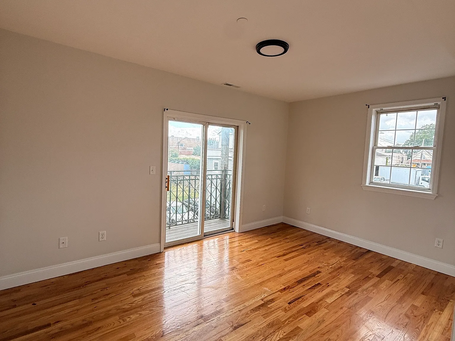 3 bed, 1.0 bath, 2280 sqft, $3,200 — Photo 2
