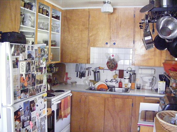 Plenty of Cpbd/shelf space