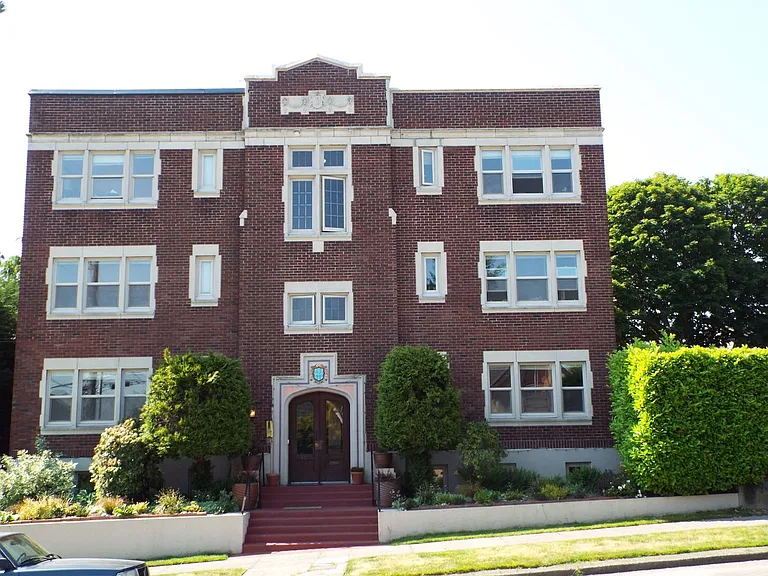 St. Helens Apartments — Photo 2