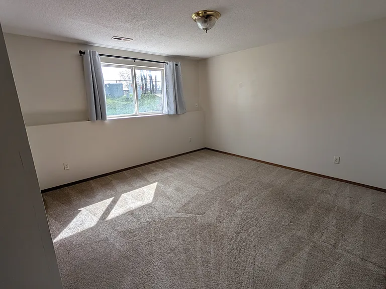 1448 N Glancey St — Photo 14