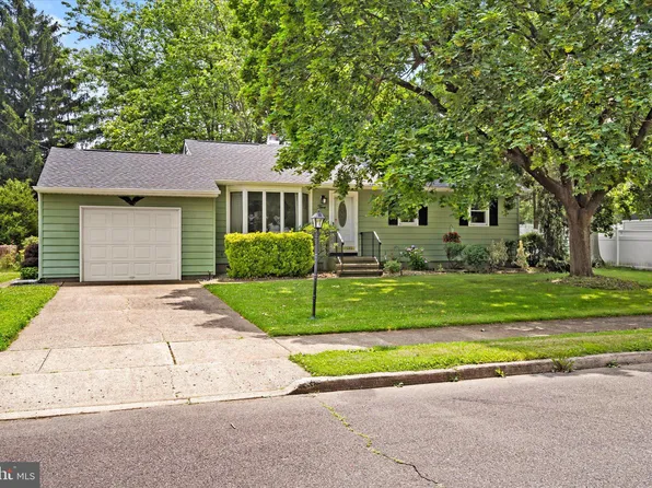 5 Iorio Dr, Hamilton, NJ 08620