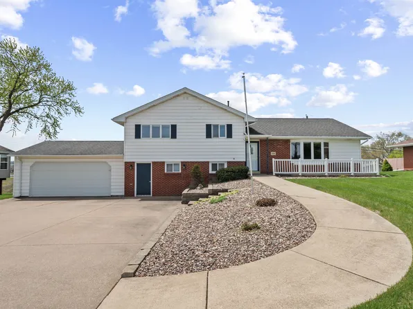 725 Kelly Ln, Dubuque, IA 52003