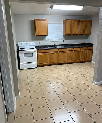 4th image of 920 Montezuma St