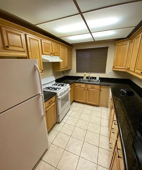 557 E Tujunga Ave #H — Photo 2