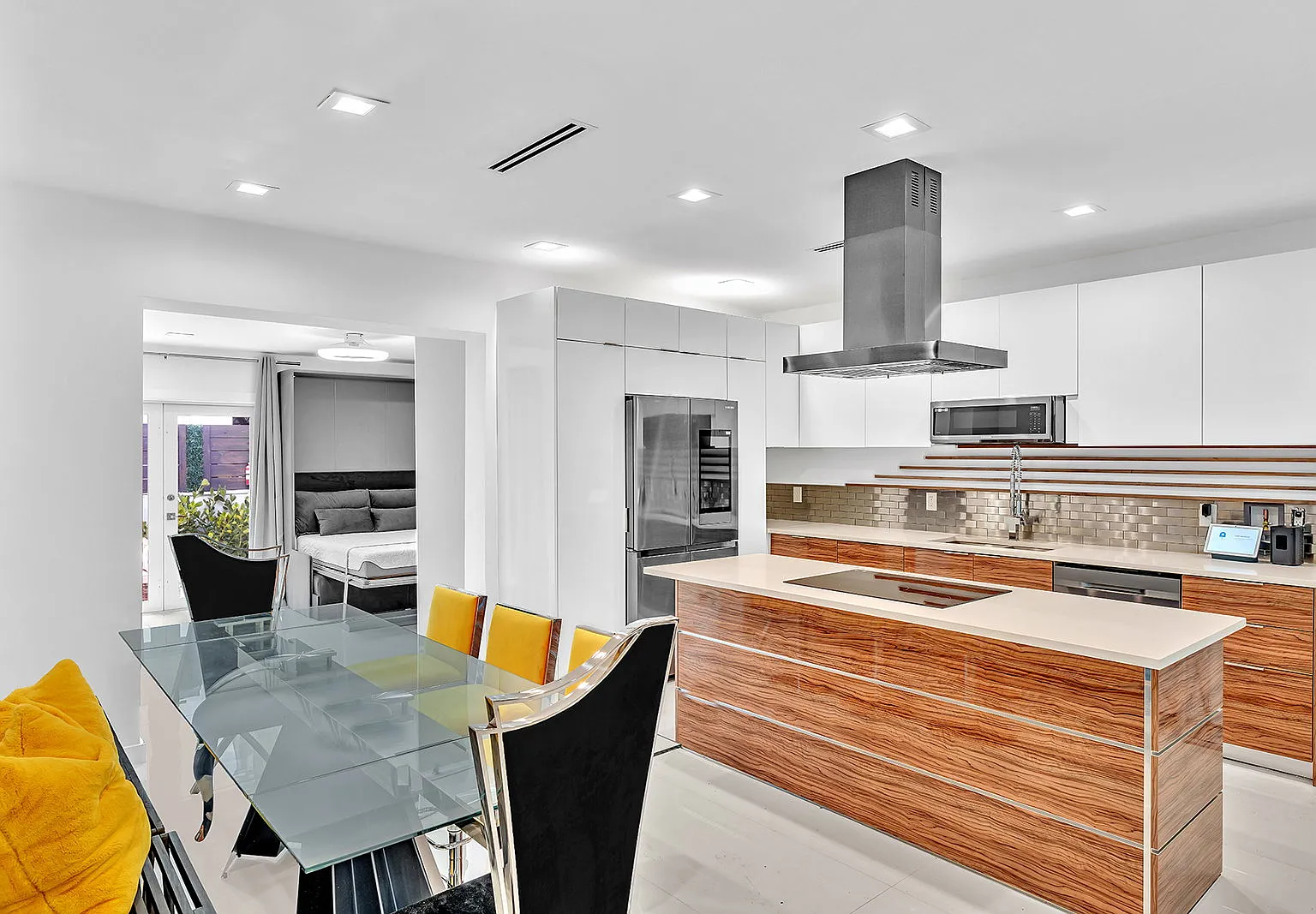 2 bed, 2.0 bath, 1187 sqft, $5,500 — Photo 3