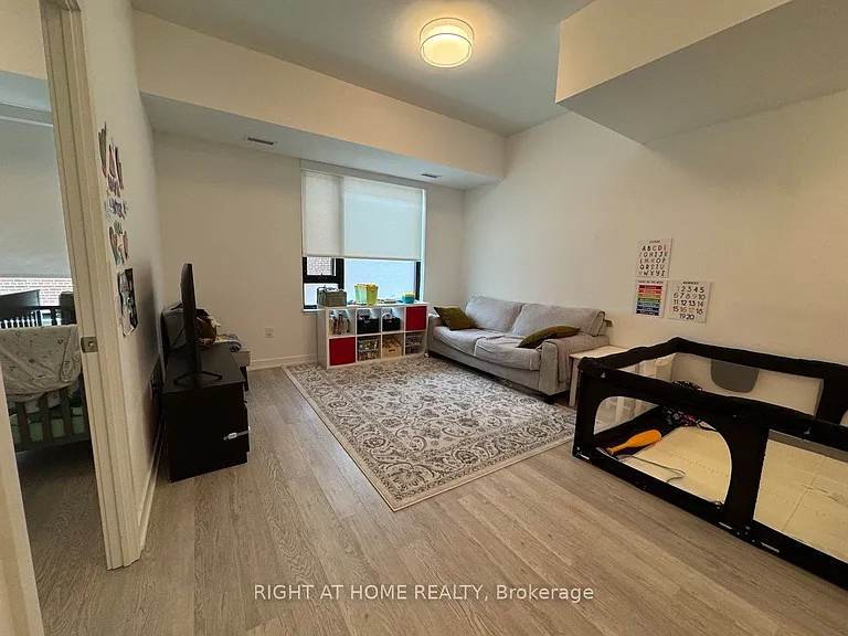 3 Strathgowan Ave #202 — Photo 4