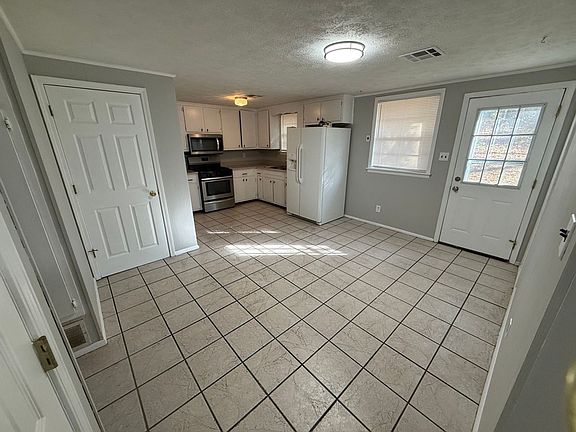 3rd image of 106 White Oak Dr