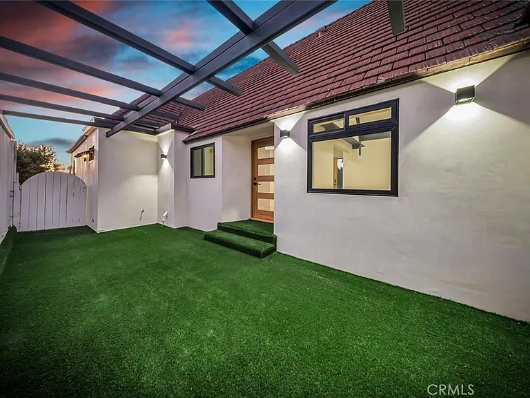 1145 S Longwood Ave — Photo 15