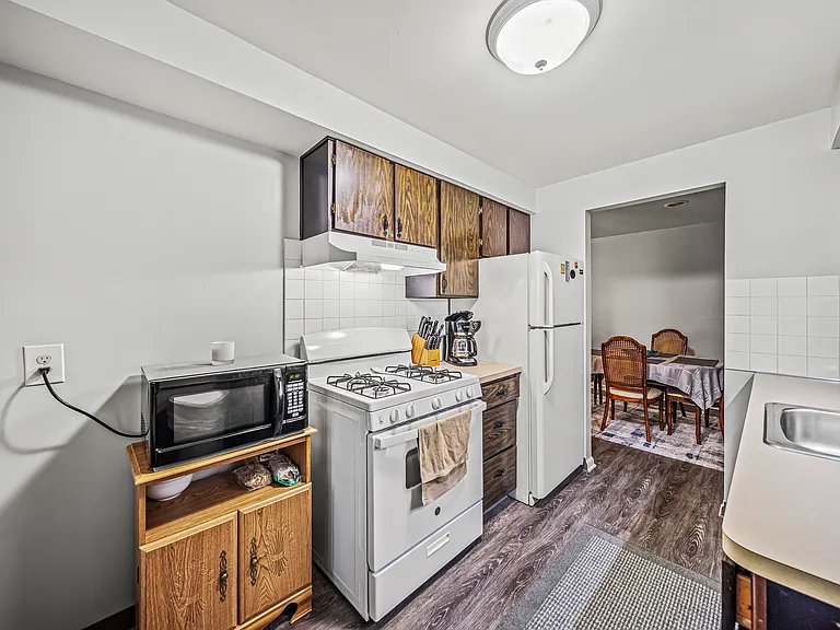 Heatherstone Apartments — Photo 36