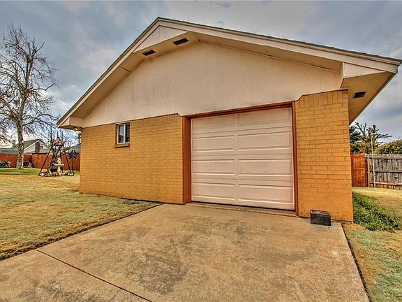 3rd image of 900 Oakwood Dr