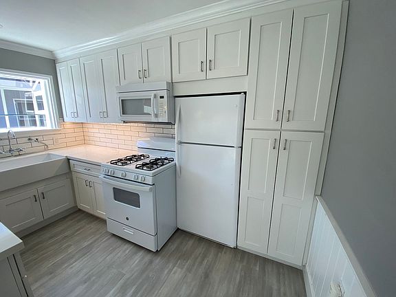 3rd image of 1609 E Balboa Blvd #C