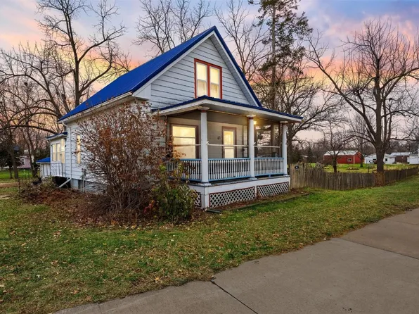 45 W Main St, Robins, IA 52328