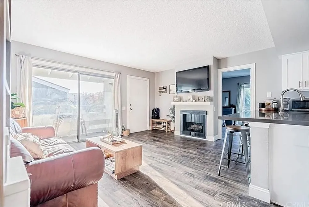 2 bed, 798 sqft, $3,000 — Photo 2