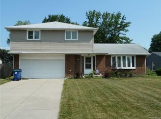 561 Cottonwood Dr, Williamsville, NY 14221