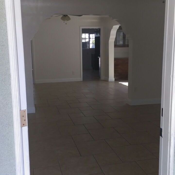 1st image of 933 W 55th St