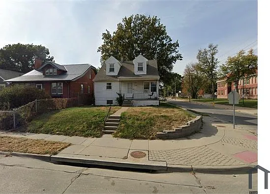 5390 N 27th Ave — Photo 1