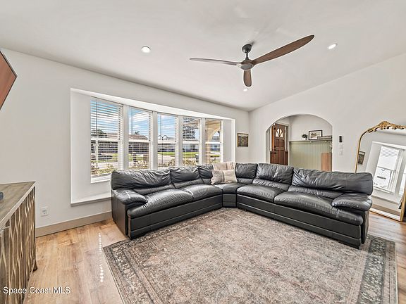 5th image of 2054 Bottlebrush Dr