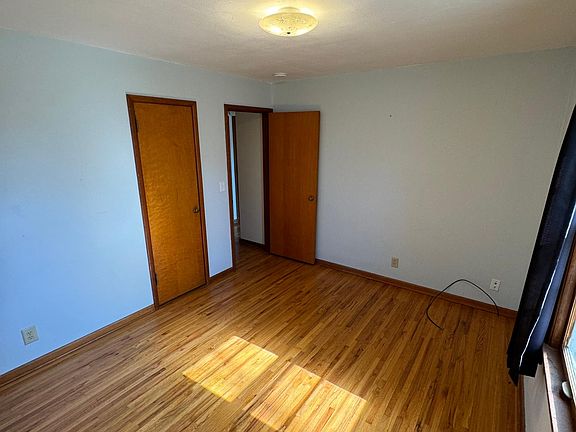 4th image of 421 William Ave W