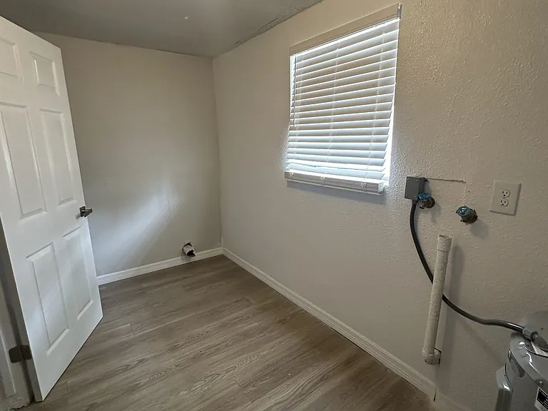 2620 E 33rd Ave — Photo 15