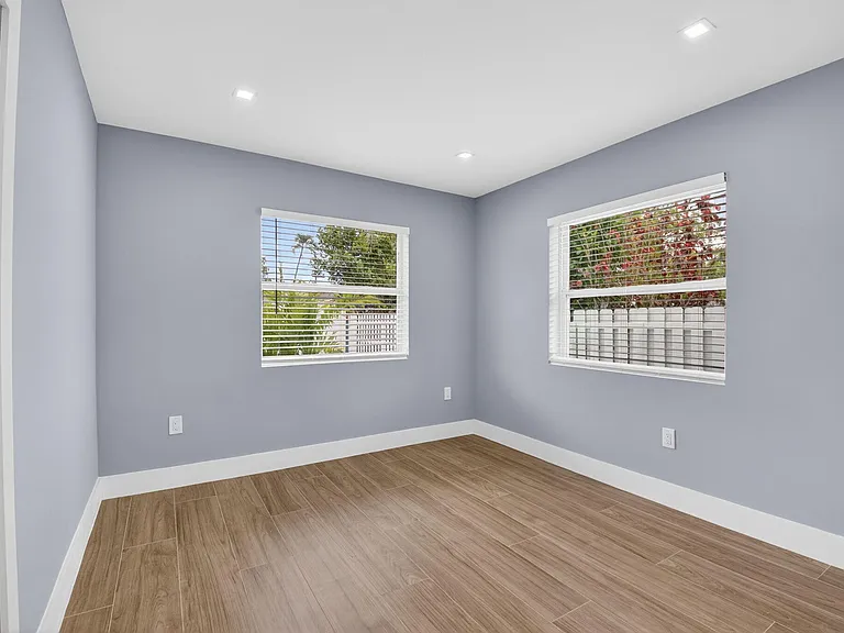 341 SE 3rd Ave — Photo 13