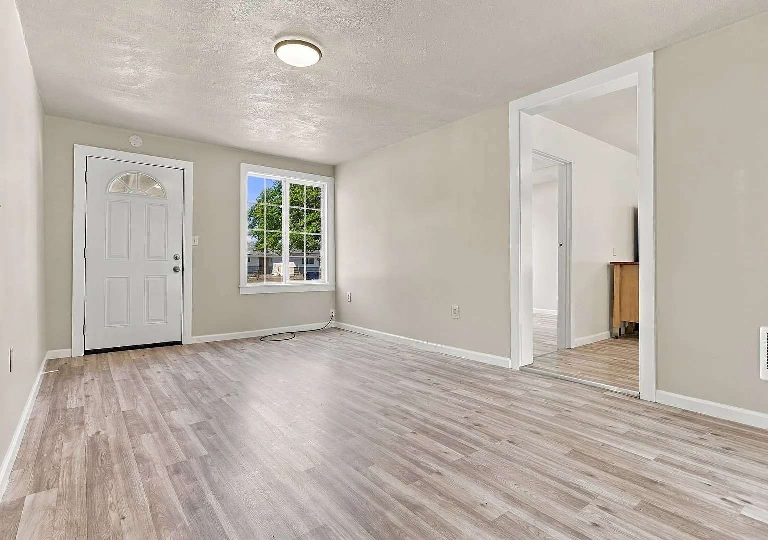 Large Corner Property — Photo 4