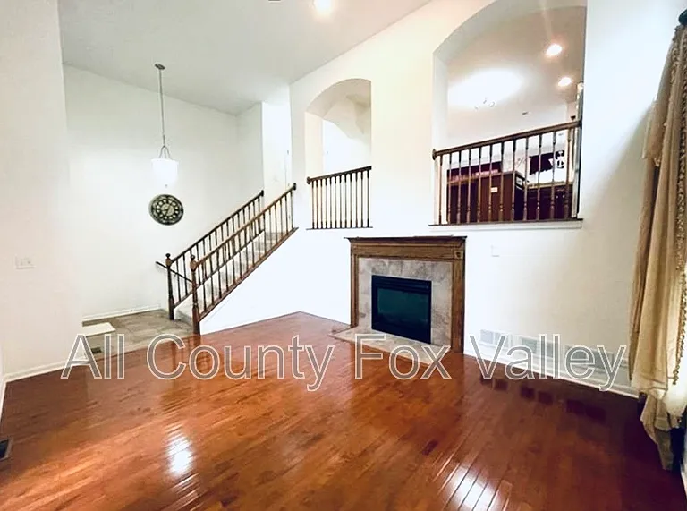 459 Grosvenor Ln — Photo 2