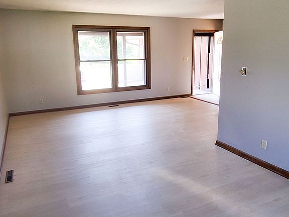 3rd image of 832 Ashland St