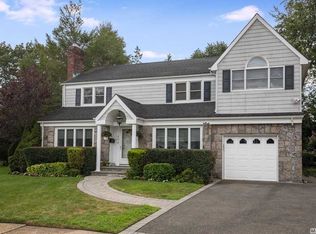 404 Carlisle Ct, Rockville Centre, NY 11570