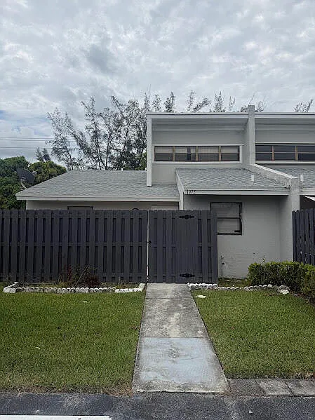 2 bed, 2.0 bath, 1005 sqft, $2,100 — Photo 2