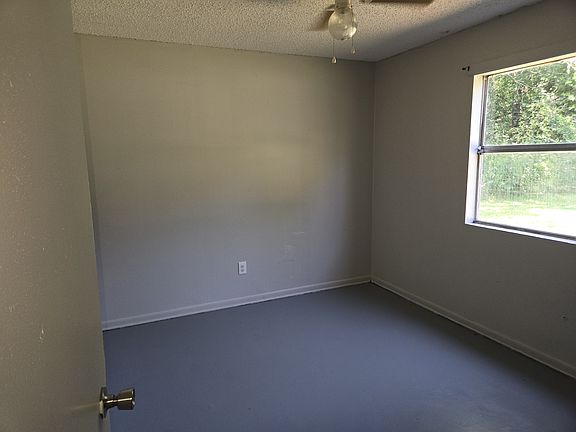 5th image of 2120 Railroad St