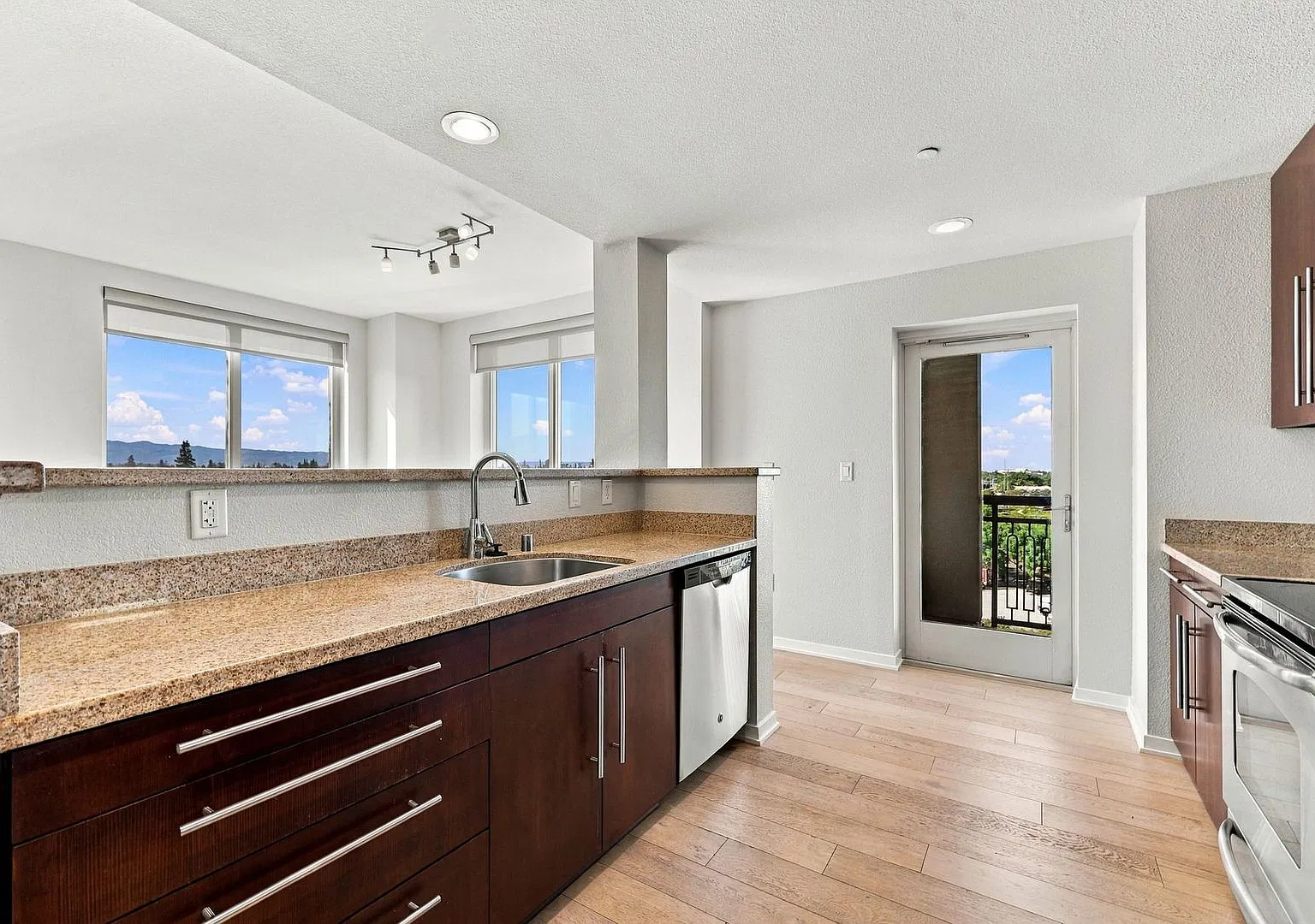 Beautiful 2-Bedroom 2-Bathroom Condo — Photo 3