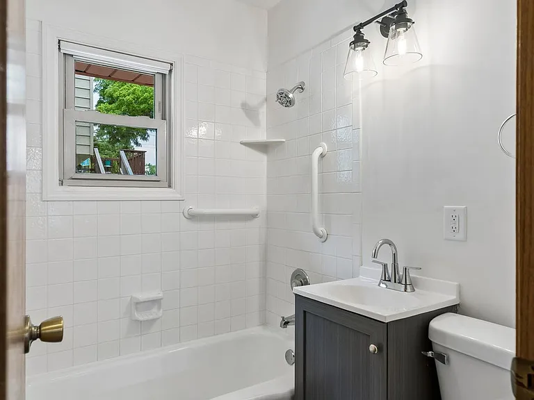 7911 Maywood St — Photo 16
