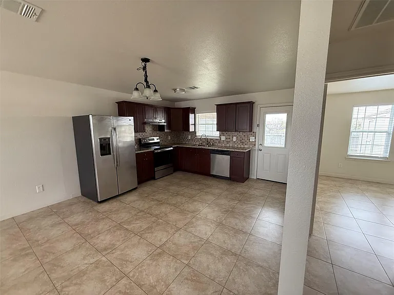 2724 Avenue D #4 — Photo 8
