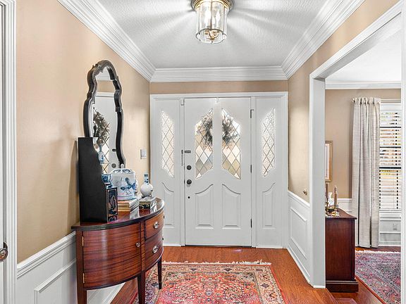 4th image of 110 Kensington Dr