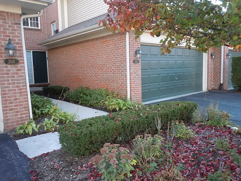 304 James Cir — Photo 1