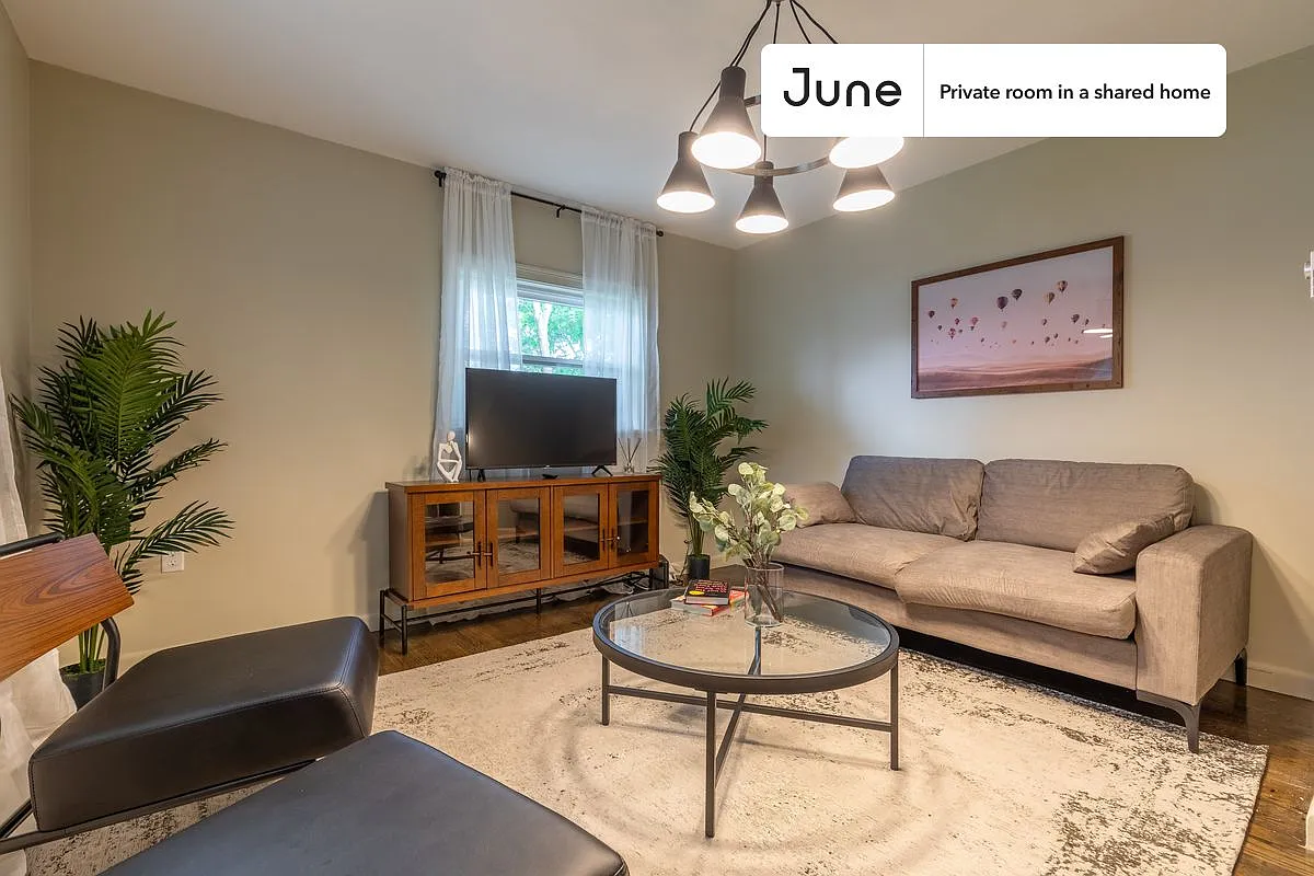 Queen bedroom in 6 bed/4 bath home in Brighton #206 E — Photo 4