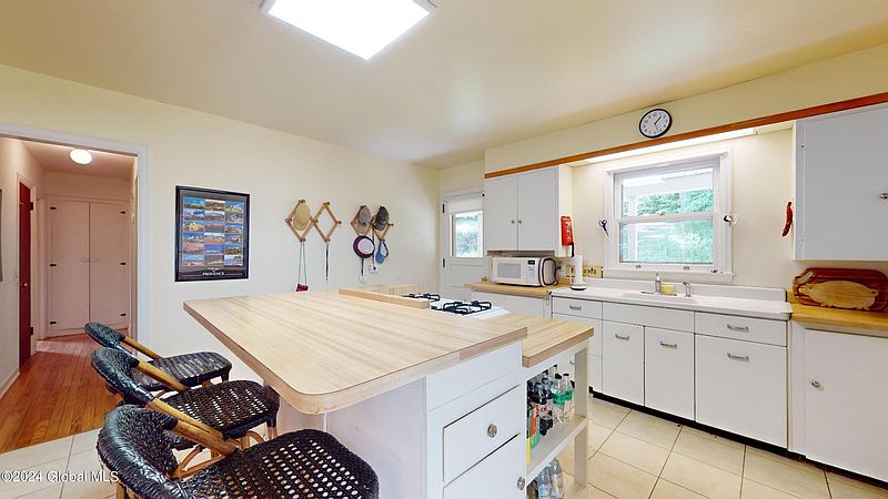 3rd image of 8 Sunrise Court