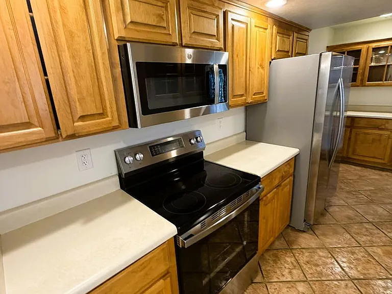 705 E Michelle Dr — Photo 5