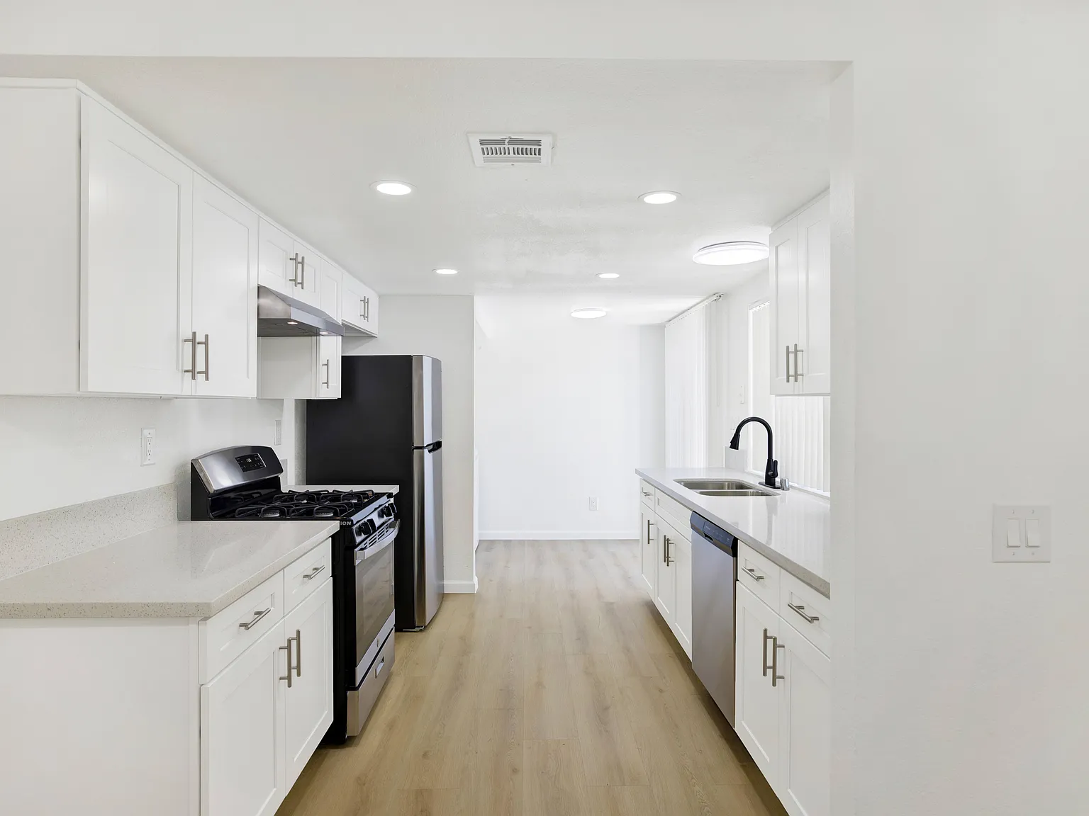 Coventry Square Apartments — Photo 1