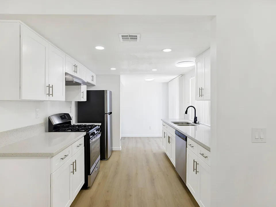 Coventry Square Apartments