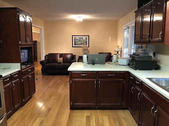 4th image of 517 Davis Ct
