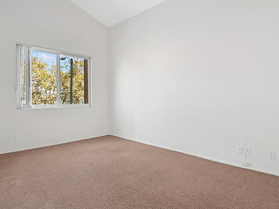 3rd image of 607 N Rossmore Ave APT 202