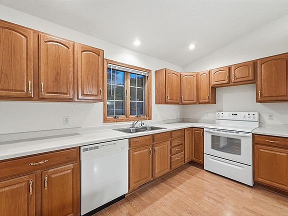5th image of 324 Valley View Dr SE